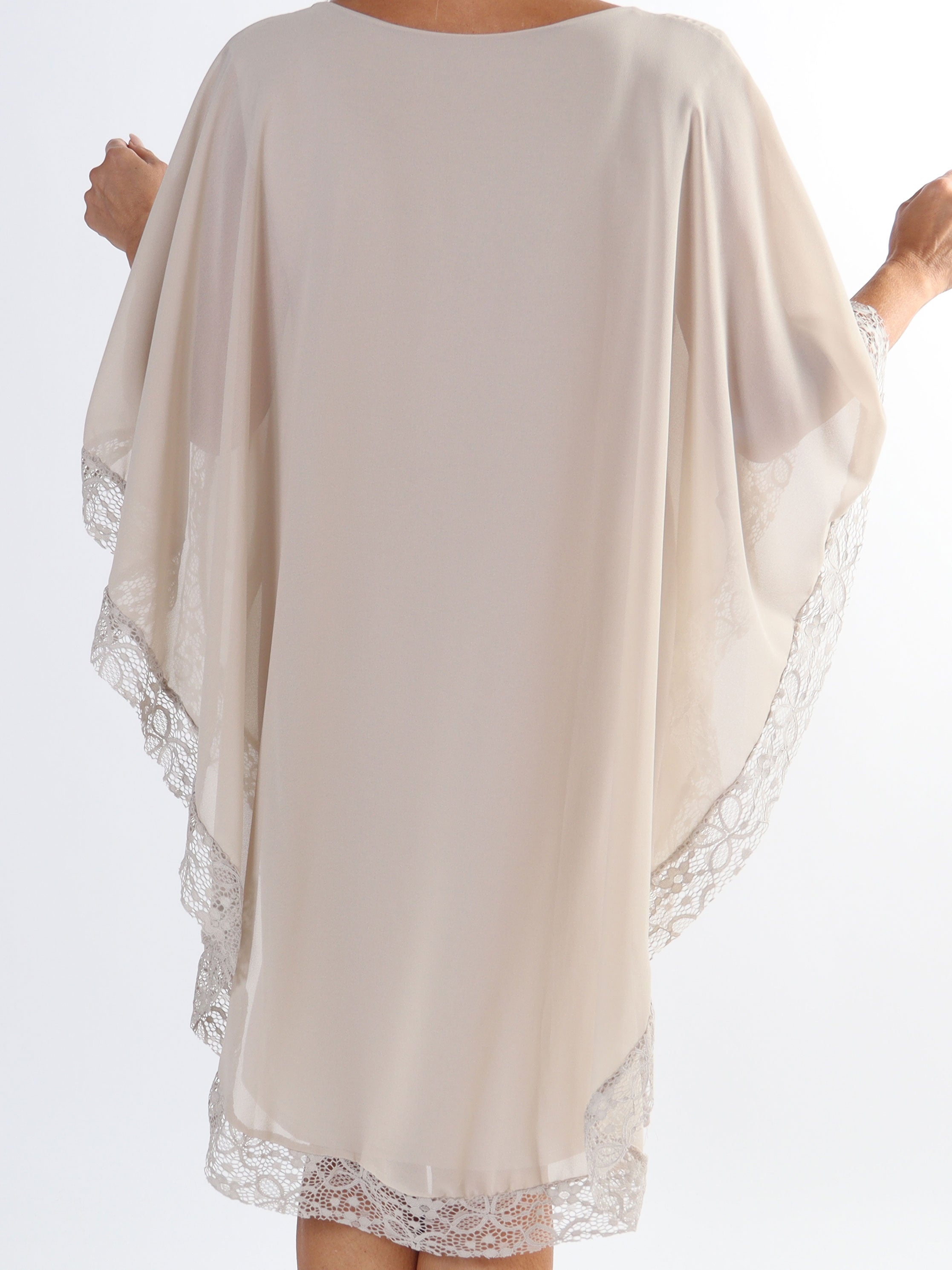 Kenya Edge - Plus size tunikaklänning med chiffonglager och spetskant